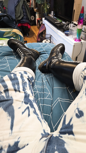 Skinhead boots, bleachers n camo