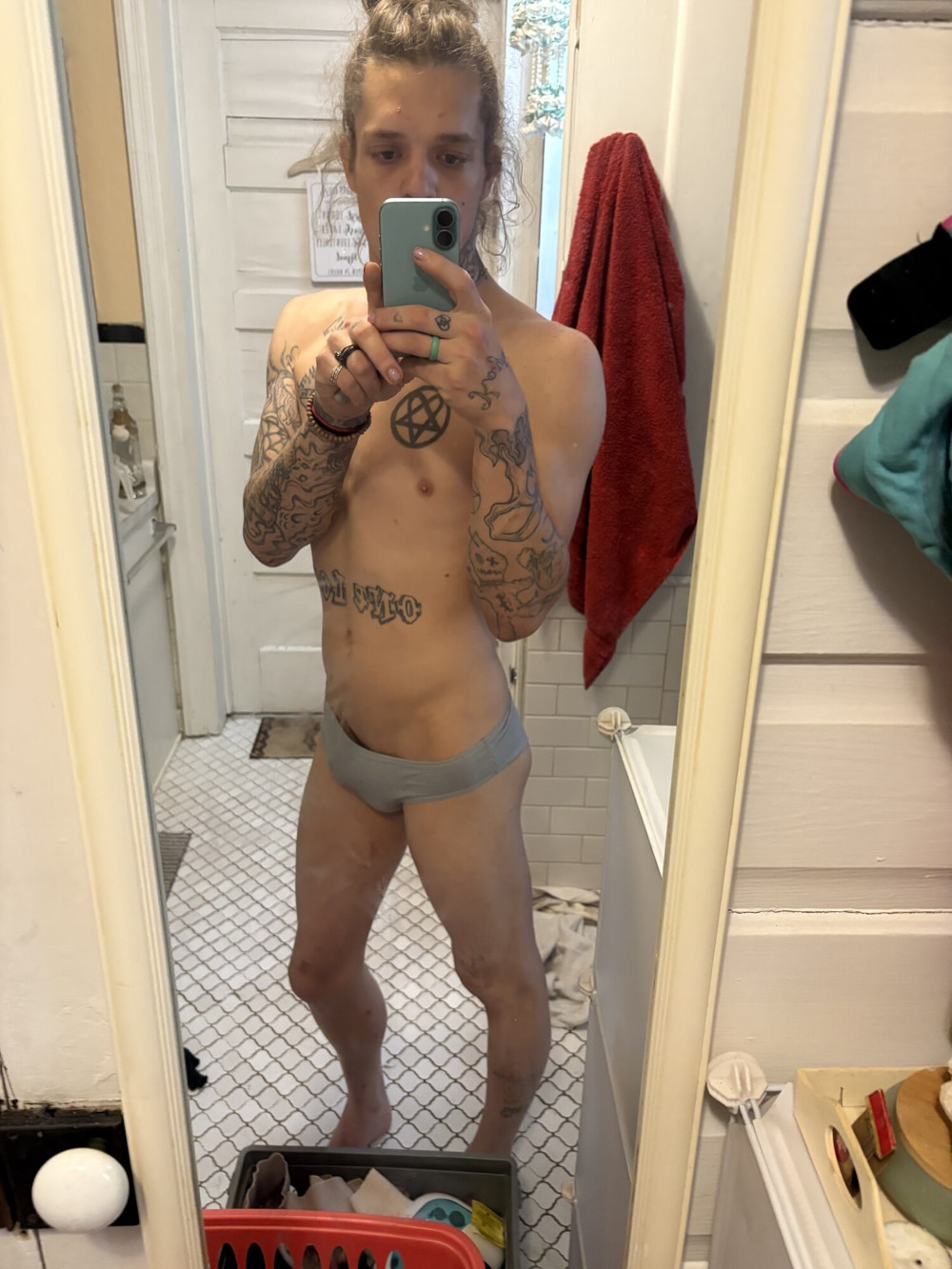 Excuse my face : 16 nude pics