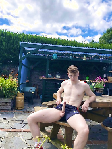 En attendant de manger , je suis assis sur un banc et je sors ma bite dure ...