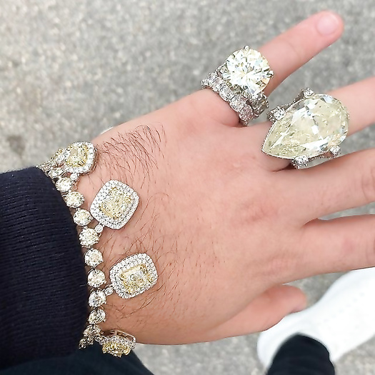 Men wear jewellery makes me horny. i like it so much. if you like it too, write me ;)