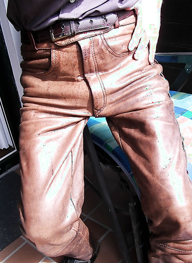I like to piss into browm leather pants