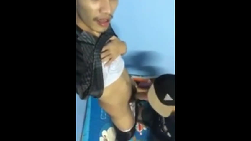 A sexy stud getting a afternoon bj from bf