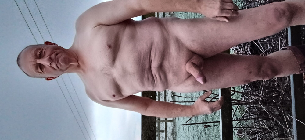Icey morning: 8 nude pics