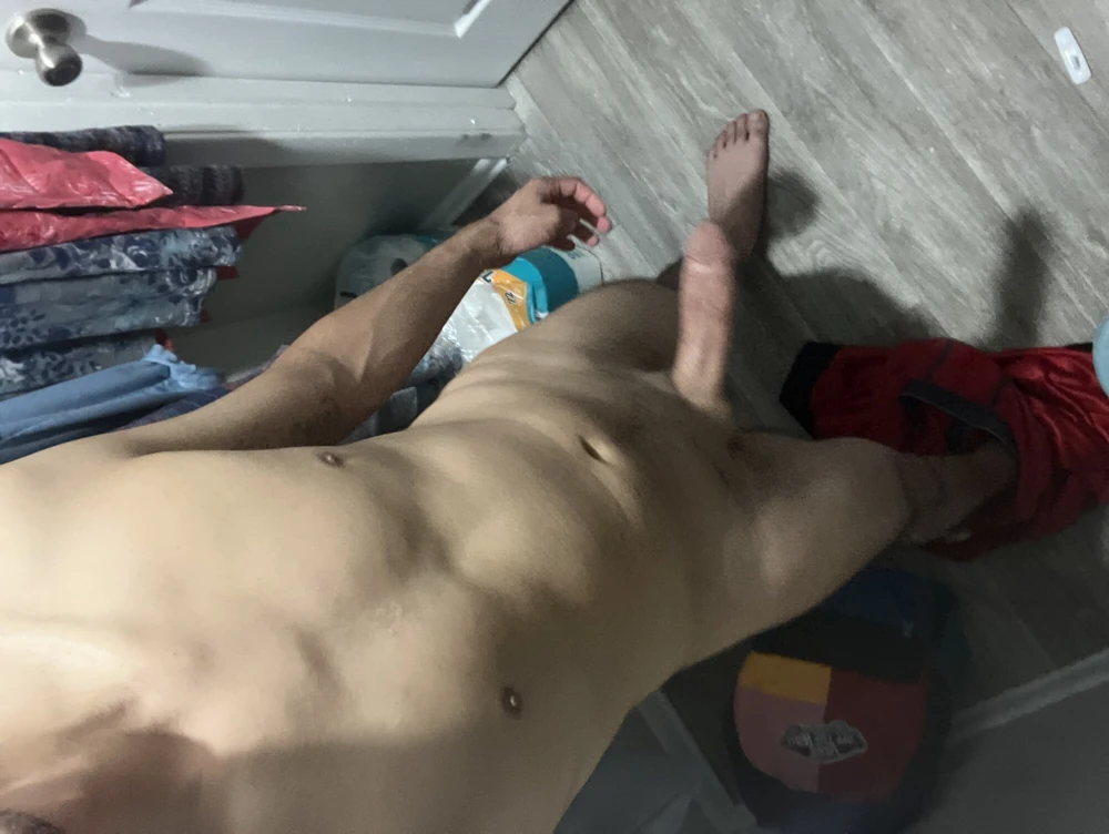 Lonely and hard: 6 nude pics