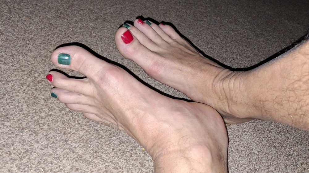 Showing some toes for christmas: 28 nude pics